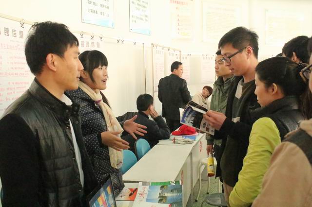 77779193永利官网集团组织应届毕业生参加招聘会